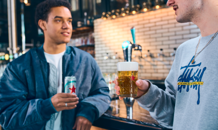 Praten met Heineken Silver in de hand